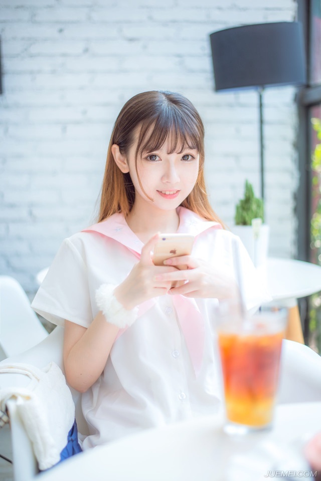 这种地方，电视台像在选美，谁漂亮谁上；广播台像在选鬼，怎么丑的人都有。——韩寒《三重门》